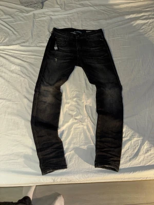 Replay jeans, anbass 28/32 - Replay Jeans, anbass storlek 28/32 slim fit med slitningar. (Aged) mörk gråa Orginalpris 1800kr.   Nuvarande pris kan diskuteras 