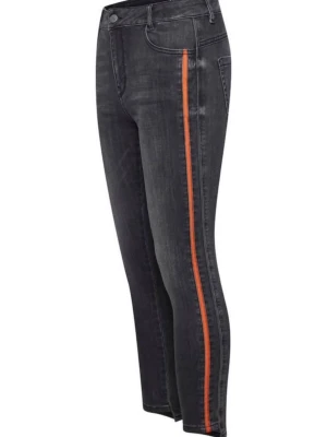 Svarta jeans med  sidoremsa 29/32 - Snygga svarta jeans från Denim Hunter med en sidoremsa längs benen. Jeansen har råa, fransiga benslut och klassisk femficksmodell. Materialet är stretchigt denim som ger en bekväm passform. Perfekta för dig som vill ha en sportig och trendig look.