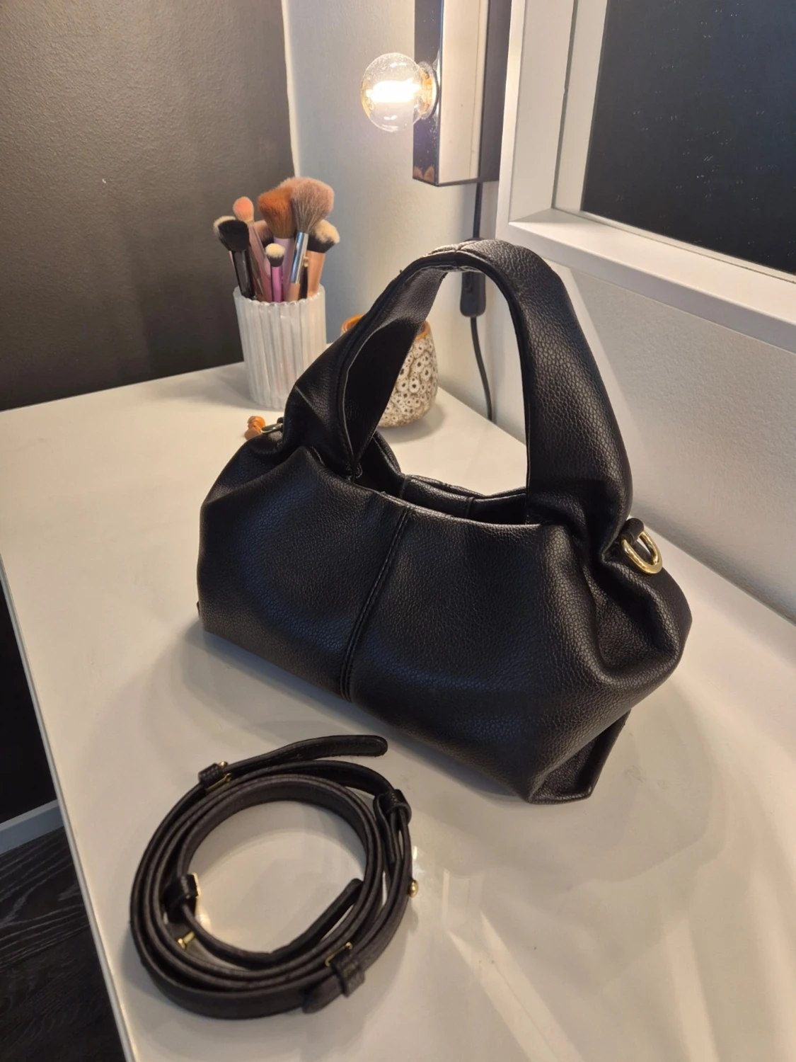 Intressekoll Svart handväska! - 1