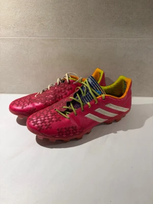 Adidas Predator LZ  - Adidas Predator LZ i AG, använda men i bra skick. Enda defekten är två olika skosnören.