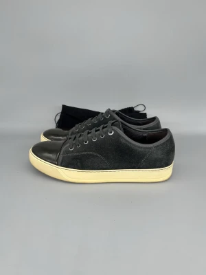 Lanvin Dbb1 Patent Cap Toe Skor Elephant Grey - • The shoes have been gently used and are in very good condition  • Size: EU43 / UK9 (fits like a 44)  • Color: Elephant Grey  • Retail price: 5000 SEK / 450€  • Dustbag included 