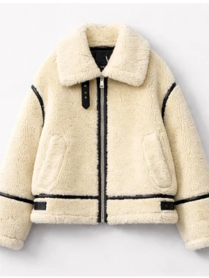 Beige teddyjacka med svarta detaljer - Supermjuk och fluffig teddyjacka i beige med markerade svarta sömmar och dragkedja framtill. Den är fleecefodrad, vindtät o varm. Helt ny!,aldrig använd. Säljer då den inte passade. Storlek s