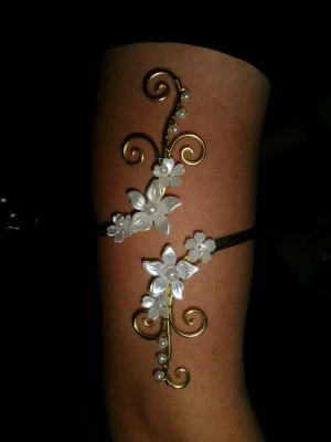 Armcuff  - Finns både i silver och guld💞 Lättböjd material som är enkel att justera. Vid osäkerhet, skriv gärna din till mig din omkrets på armen🥰 Jag gör även customs!