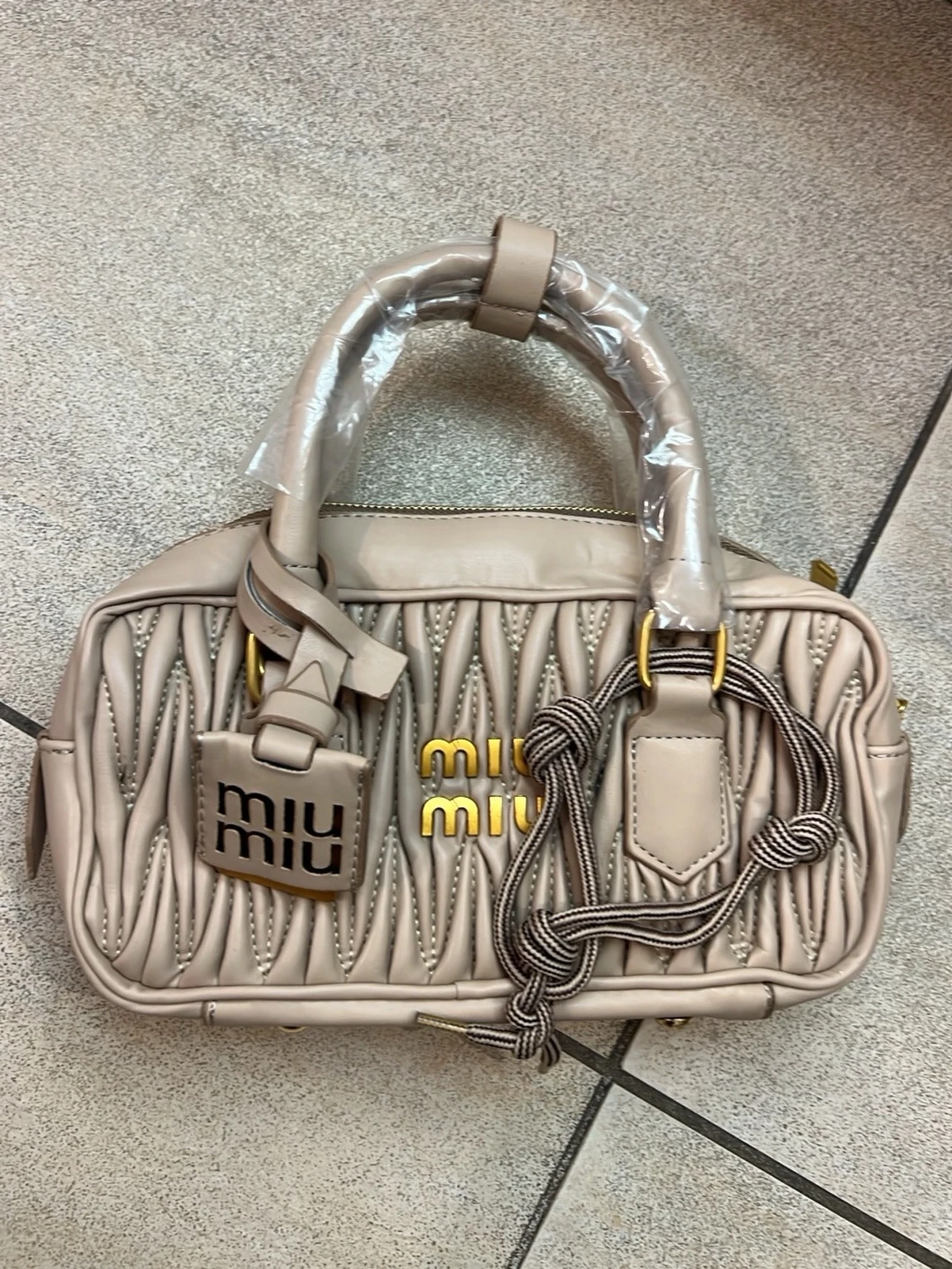 Beige handväska med pärldetaljer - 2