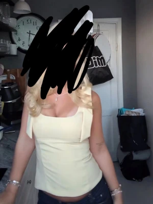 Ljusgul linnetopp - Trendig ljusgul linnetopp med breda axelband och fyrkantig urringning. Toppen har en clean och enkel design som passar perfekt till jeans eller kjol. Materialet känns mjukt och svalt, perfekt för varma dagar.