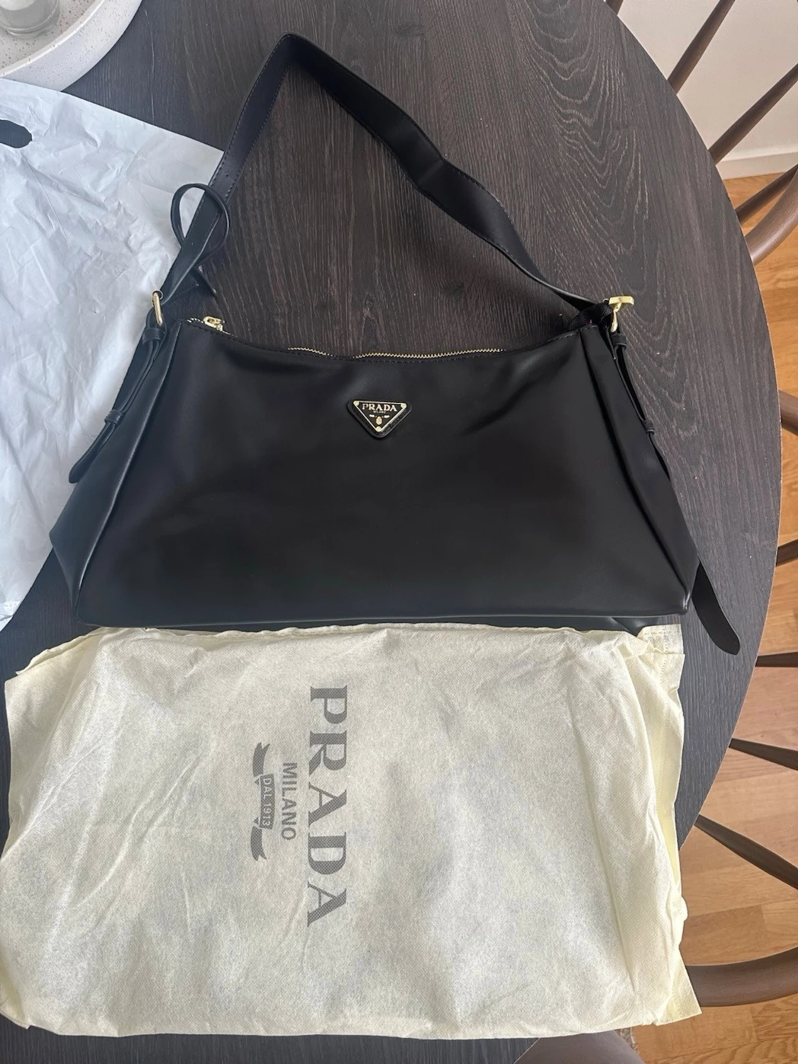 Svart axelremsväska från Prada - 1