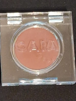 CAIA, singel ögonskugga, Date Night - Säljer en ögonskugga från CAIA, Date Night, i en varm, matt brun nyans. Kommer i en rund dosa med genomskinligt lock där CAIA-loggan är ingraverad. Perfekt för att skapa naturliga eller djupare ögonlooks.