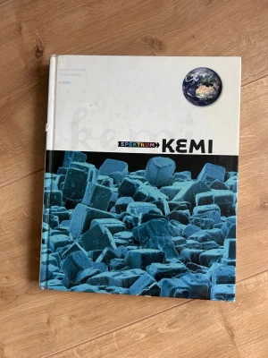 Spektrum Kemi lärobok Liber - Spektrum Kemi är en kursbok i kemi med hårda pärmar. Boken är skriven av Folke Nettelblad och Christer Eklund och används ofta på gymnasiet. Perfekt för dig som pluggar naturvetenskap. Lite skavanker på pärmen men sidorna är i toppskick.