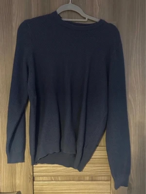 Mörkblå stickad tröja - En stilren mörkblå stickad tröja från Massimo Dutti. Postar inom 24h📦 Köp minst två plagg för att få 20% rabatt🤝 Tveka inte på att höra av er vid frågor eller funderingar!