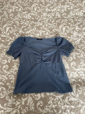 Söt blus - m  - Jättefin blus i storlek M från Mohito. Aldrig använd, är i nytt skick! 💗Skriv vid frågor! 