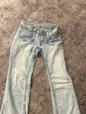 Ljusblå bootcut jeans med dubbla fickor - Säljer ett par ljusblå bootcut jeans, använda men ej trasiga eller smutsiga någonstans.