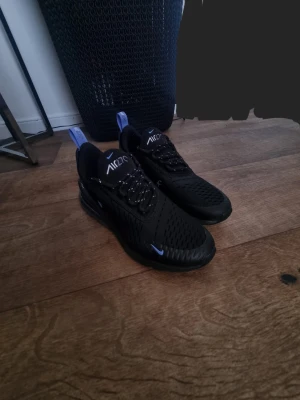 Nike air 270 - Storlek 38, innermått 24cm. Säljer dom då jag köpte dom för 1.5 år sen och har inte användt dom en enda gång då dom var för små redan när jag köpte dom men har ett par svarta och kan säga att dom är riktigt bekväma och gå i så rekommenderar stort. Lägger ut dom för 640kr men Skicka gärna ett bud då priset inte är hugget i sten.