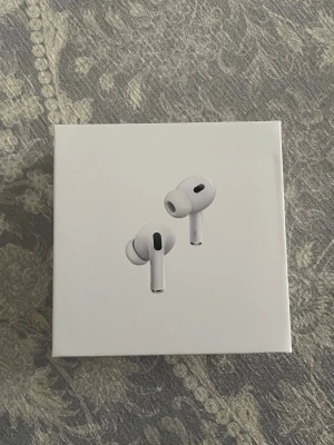 Apple AirPods Pro 2nd gen - Säljer nu mina AirPods Pro som jag fick på min födelsedag. Säljer dom för att jag har redan ett par så dom här är helt oänvanda.