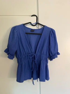 Blå sommartopp - Fin somrig topp från Ginatricot🌼använd ett fåtal gånger då den är förliten för mig :(