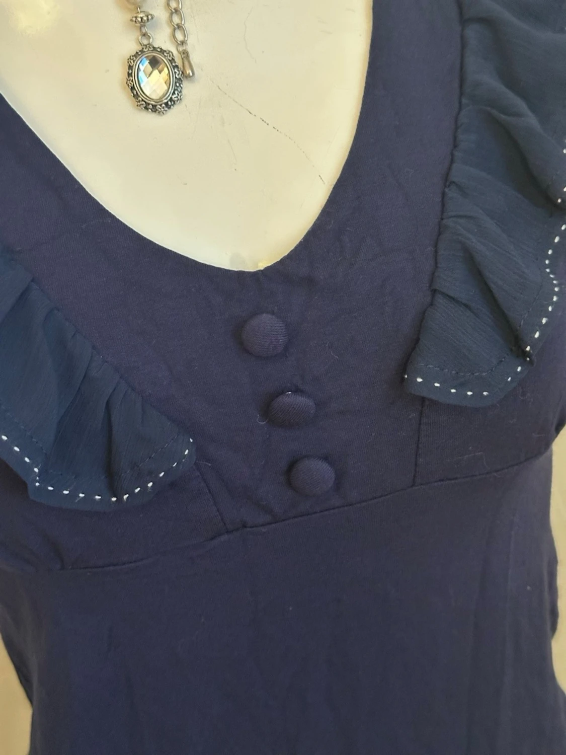 Mörkblå topp med volang och knappar - 2