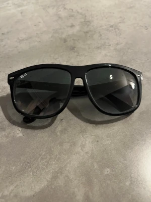 Svarta klassiska solglasögon - Snygga Ray-Ban glasögon med en blå fade. Endast använda någon gång så de är i topp skick. Skriv vid frågor😁