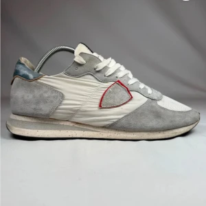 Philippe Model vita och grå - Snygga sneakers från Philippe Model i vitt och ljusgrått! Bra skick🤩Skriv vid frågor!