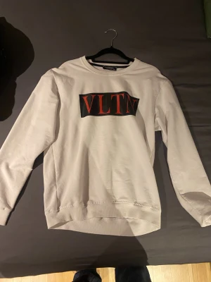 Valentino sweatshirt - Vit valentino sweatshirt i storlek S/M