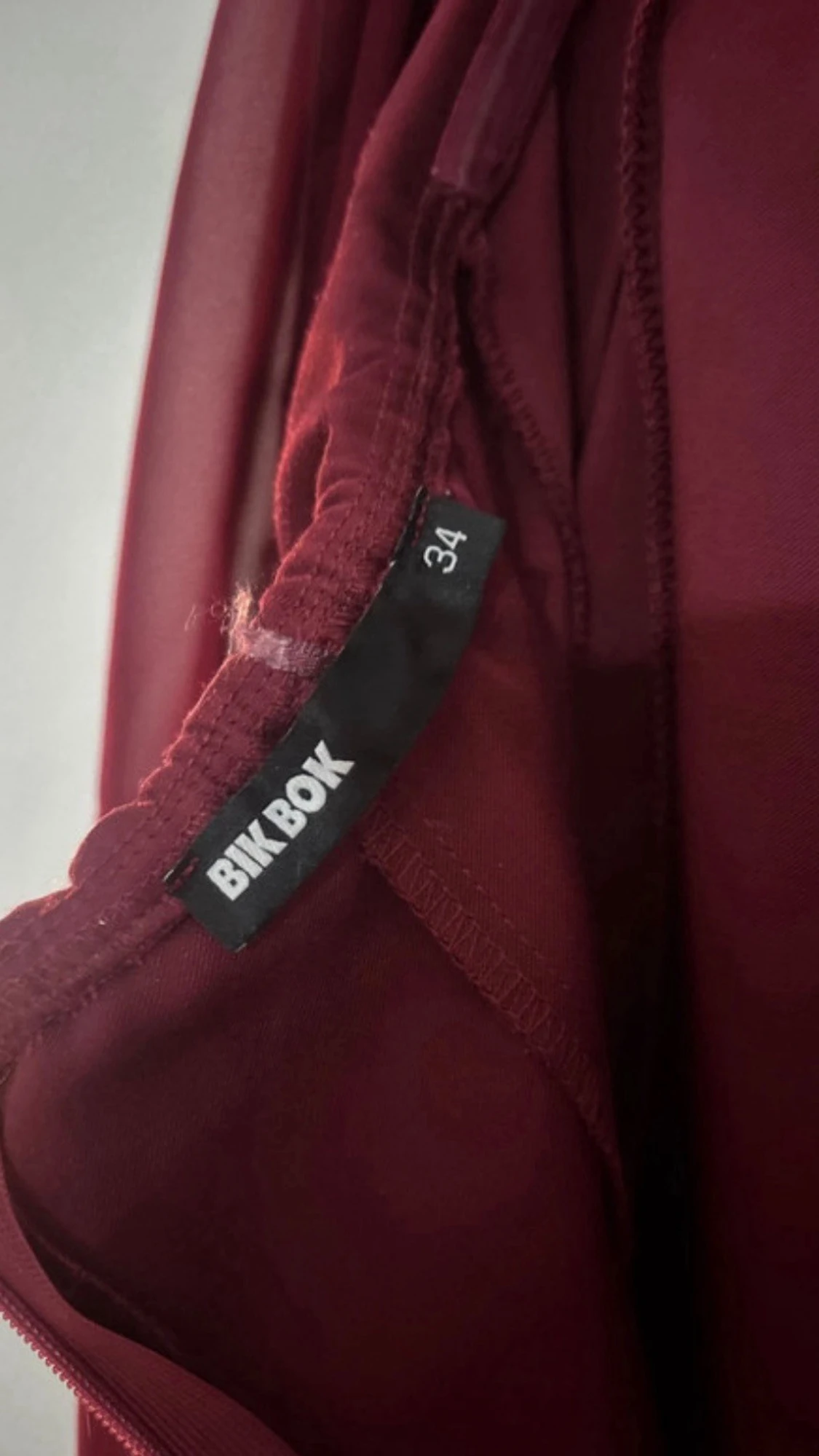 Vinröd axelbandslös klänning - 3