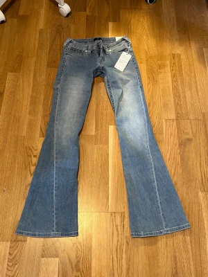 True religion jeans joey  - Helt nya true religion jeans i modellen joey 😍 de är lågmidjade och utsvängdade och ljusblåa i storlek 25. Köpta för 1300  Innerbenslängd: ca 85cm