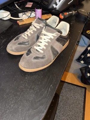 Maison margiela gats storlek 44 - Ett par Maison margiela gats som jag köpte för 2 år sen. De har varit beaters för mig i typ 1 år men de är fortfarande i väldigt bra skick för att ha använts så mycket som de har. Köpte de nya för 4299kr i butik i Frankrike och har försökt att hitta kvitto och box men inget har jag kvar. 