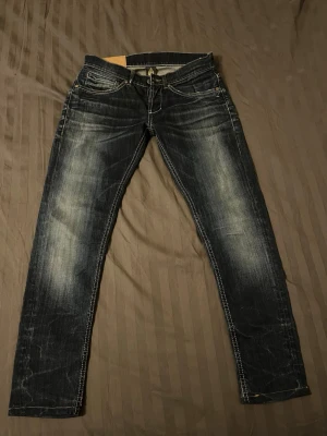 Dondup jeans  - Säljer ett par mörkblåa dondup george jeans i storlek 32. Dem är stilrena med perfekt passform. Bara att höra av sig vid frågor!
