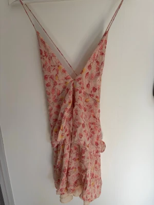 sommar klänning - söt sommar klänning säljer pga för liten midje mått rakt över är 35 cm