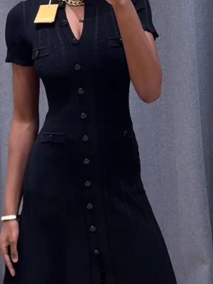 Sandro Paris lookalike - Säljer denna svarta helt NYA oanvända stickade klänningen. Väldigt lik Sandro med S på knapparna. Säljer endast för den är för liten för mig. Väldigt smickrande modell med knappar hela vägen och slits nertill