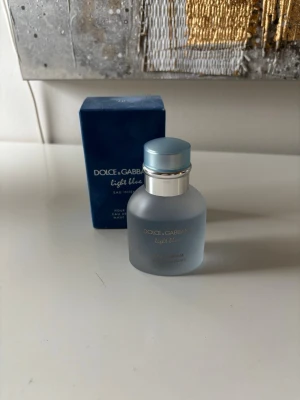 Dolce & Gabbana Light Blue parfym  - Dolce & Gabbana parfym, inga defekter på parfym eller box! 50 ml från början varav 40 ml är kvar. Fick den när jag fyllde år så givetvis äkta. Hör av er vid frågor! (Kan gå ner i pris vid snabb affär) 