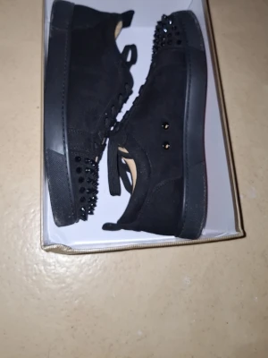 Christian Louboutins - Säljer ett par svarta louboutins I storlek 43, men passar även 42, för dom är små I passformen. Har haft på dom ett par ggr, säljs pga brist på användo. Sulan är lite sliten, men annars är dom I bra skick. Kan gå ner I pris vid snabb affär.