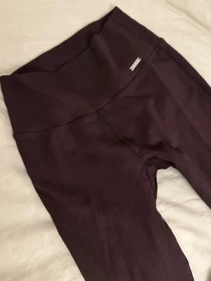 Svarta bootcut leggings från Aim'n - Snygga svarta leggings från Aim'n med bootcut-ben och hög midja. Stretchigt material som sitter skönt och formar sig efter kroppen. Perfekta för en trendig och avslappnad stil. Knappt använda.