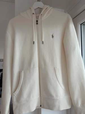 Ralph Lauren kofta - Ralph Lauren kofta i färgen Pale Cream. Superfin och i väldigt bra skick då den endast används 2-3 gånger. Säljes då den inte sitter som jag hade velat. Inköpt från Zalando för 2395 kr.