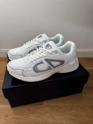 B30 vit  - Medföljer box. Har 43&44