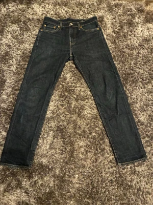 Mörkblå jeans från Levis - Säljer ett par klassiska mörkblå jeans. Modell Levis 502 storlek W30 