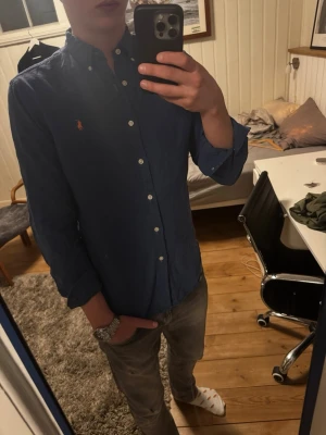 Ralph lauren Skjorta - Snygg mörkblå Ralph lauren skjorta  | Kanon skick | Modellen på bilden är 182 och väger 70 kg | P109