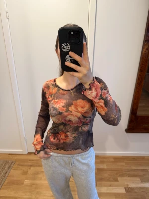 Blommig mesh topp från Oui - Trendig långärmad mesh topp från Oui med blommigt mönster! 