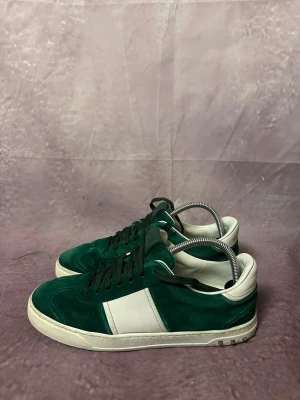 Valentino flycrews  - Mycket fint skick, alla nitar kvar | Size 41 | fraktar inom 24 timmar | för att köpa klicka ”köp nu” | vid frågor eller funderingar är det bara att skicka ett meddelande | följare får bättre rabatter🙌