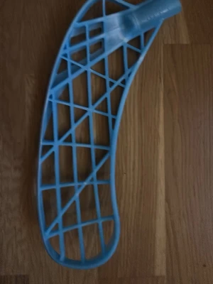 Zone air one  - Säljer ett blått blad till innebandyklubba. Bladet har ett rutnätmönster och är böjt för bättre bollkontroll. Perfekt för dig som vill byta ut eller uppgradera bladet på din klubba. ZONE pris ej hugget i sten 