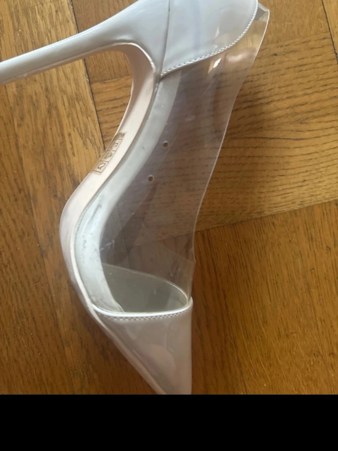 Vita pumps med transparent detalj - 3