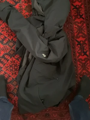 Svart regnjacka från Peak Performance - Säljer en svart regnjacka från Peak Performance med huva och dragkedja, köpte den för 3000kr. 