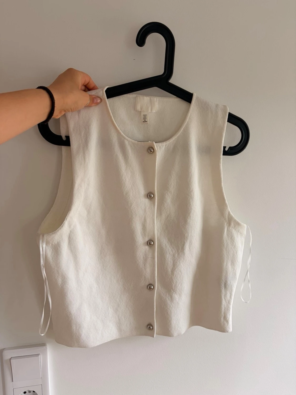 Vit väst med knappar från H&M