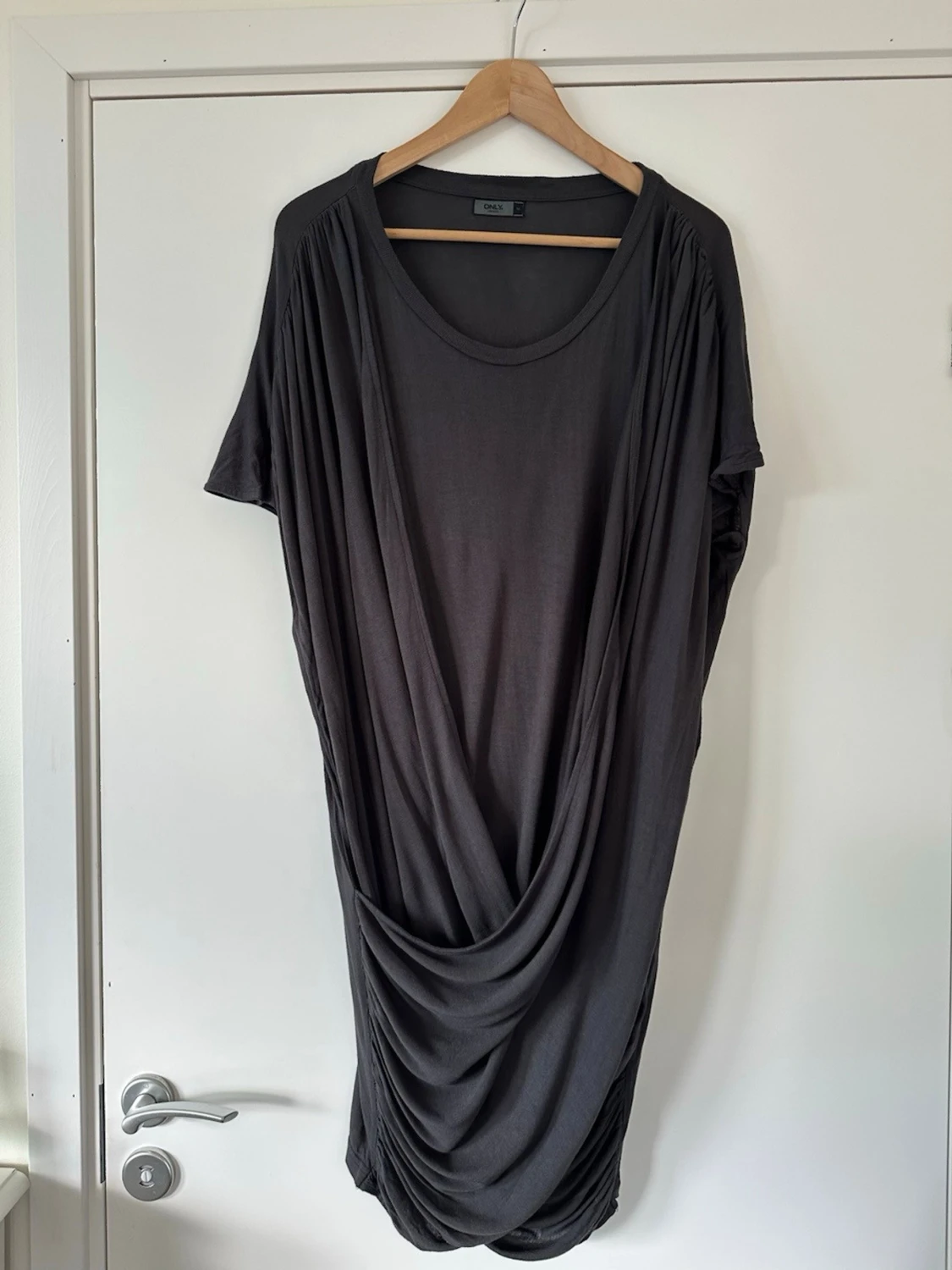 Mörkgrå draperad klänning ONLY, storlek M