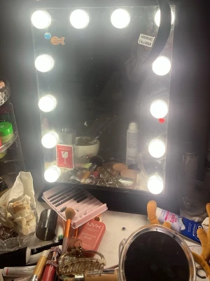 Rektangulär sminkspegel med LED-ljus - Sminkspegel i rektangulär form med svart ram och tolv starka LED-lampor runt spegelglaset. Spegeln har några små stickers i hörnet men kommer tas bort och bli rengjort.Perfekt för att få till sminket med jämnt och klart ljus.