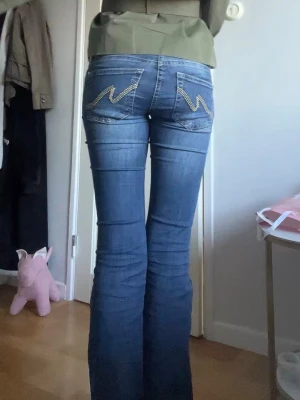 Nelly Jeans lågmidjade - Säljer mina väldigt fina Jeans från Nelly i storlek 34🥰 Inga defekter alls och köpte dem i julas så knappt använda! Orginal priset:700. Midjemått rakt över:35. Innerbensmått: 82💖 