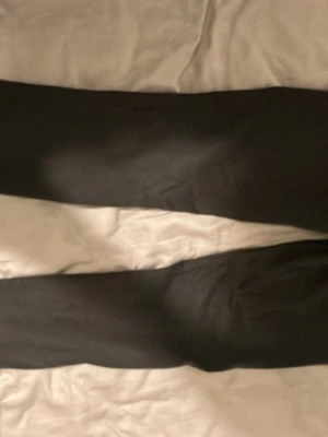 Svarta replay jeans - Säljer ett par svarta replay annbas jeans med raka ben och klassiska bakfickor. Jeansen har en enkel design utan slitningar och är tillverkade i ett mjukt och stretchigt jeanstyg. Perfekta för en clean och stilren look.