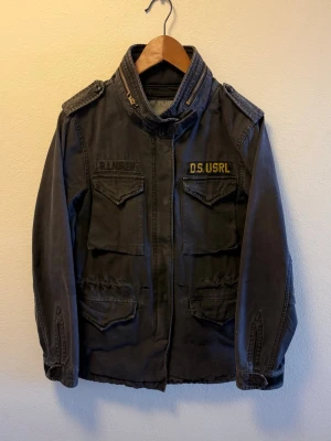 RalphLauren Denim&Supply fieldjacket - Tjena! Säljer denna riktigt feta RalphLauren D&S jackan, fint skick i storlek M, modellen brukar bära M ibland L och jackan är lite tight vid armar/axlar, hör av dig vid funderingar!🙌
