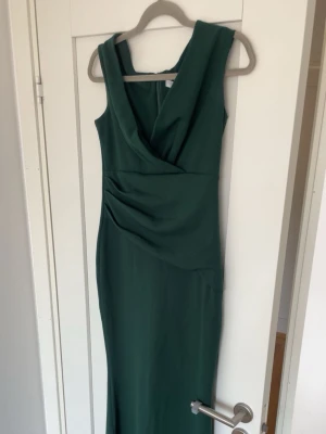 Grön långklänning från Goddiva - Köptes för 1300, använd  1 gång, pris kan diskuteras vid snabb affär, skriv för fler bilder.
