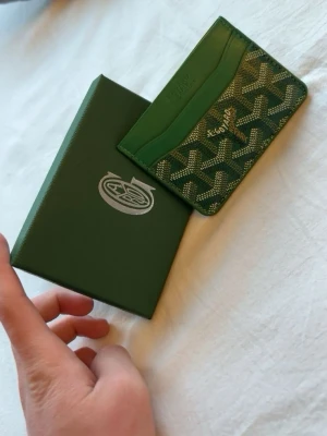 Grön kortfodral från Goy4rd - Snyggt grönt kortfodral från Goy4rd med det klassiska Goy4rd-mönstret och logga framtill. Skriv vid funderingar👍