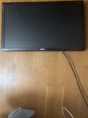 BenQ svart datorskärm - Säljer en svart datorskärm från BenQ med rektangulär form och stilren design. Skärmen har en tunn ram och anslutningsmöjligheter på baksidan. Perfekt för gaming, studier eller arbete. Materialet är plast och färgen är helsvart.