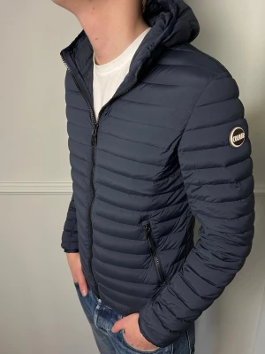 COLMAR DUNJACKA  - Colmar dunjacka i en riktigt snygg grön färg | Skick: 9/10 | Strl: 46 | Modellen är 180 cm | Hör av dig om du undrar någonting!